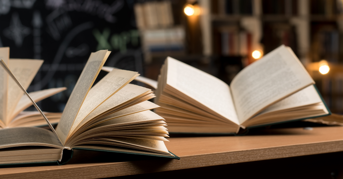 Libros de pedagogía abiertos en aula escolar