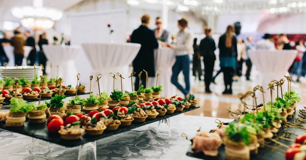 Bocadillos preparados como catering para gran evento