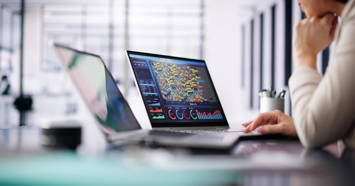 Mujer empresaria que usa técnica administrativa basada en datos