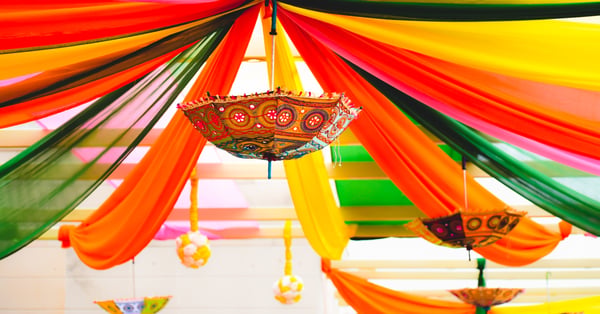 Elementos decorativos coloridos para un evento