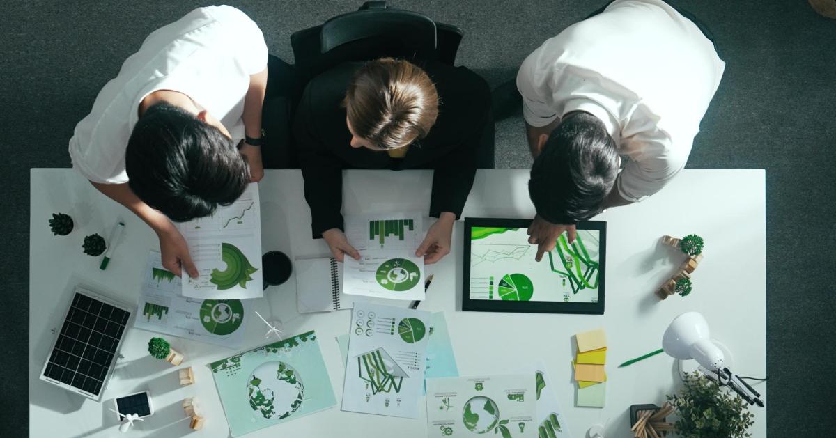 Mesa directiva empresarial evaluando proyecto de desarrollo sustentable