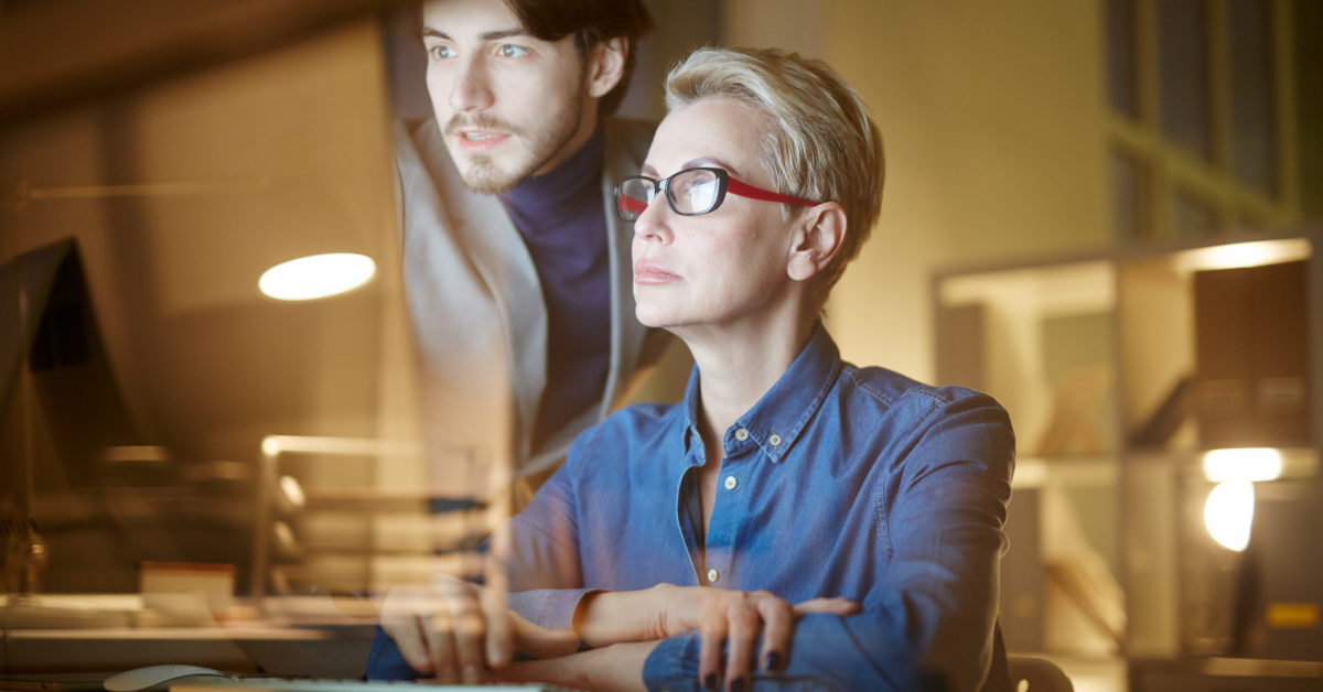 Estudiantes de doctorado realizando investigación en innovación empresarial