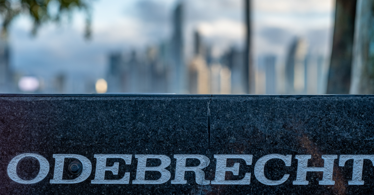 Logotipo de Odebrecht en piedra afuera de edificio empresarial