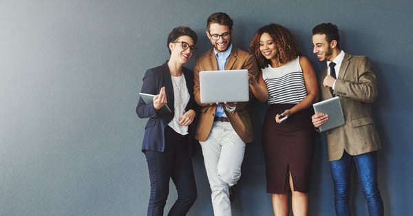 Profesionales de marketing comparten trabajo interesante
