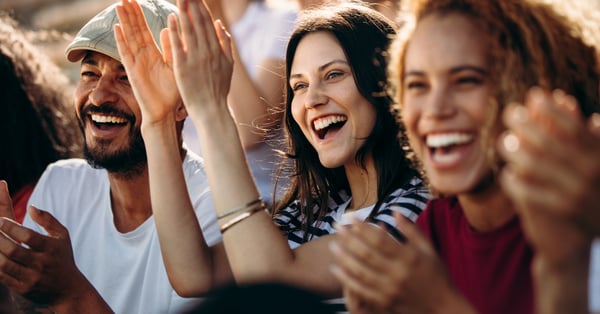 Gente entusiamada que disfruta de un evento público