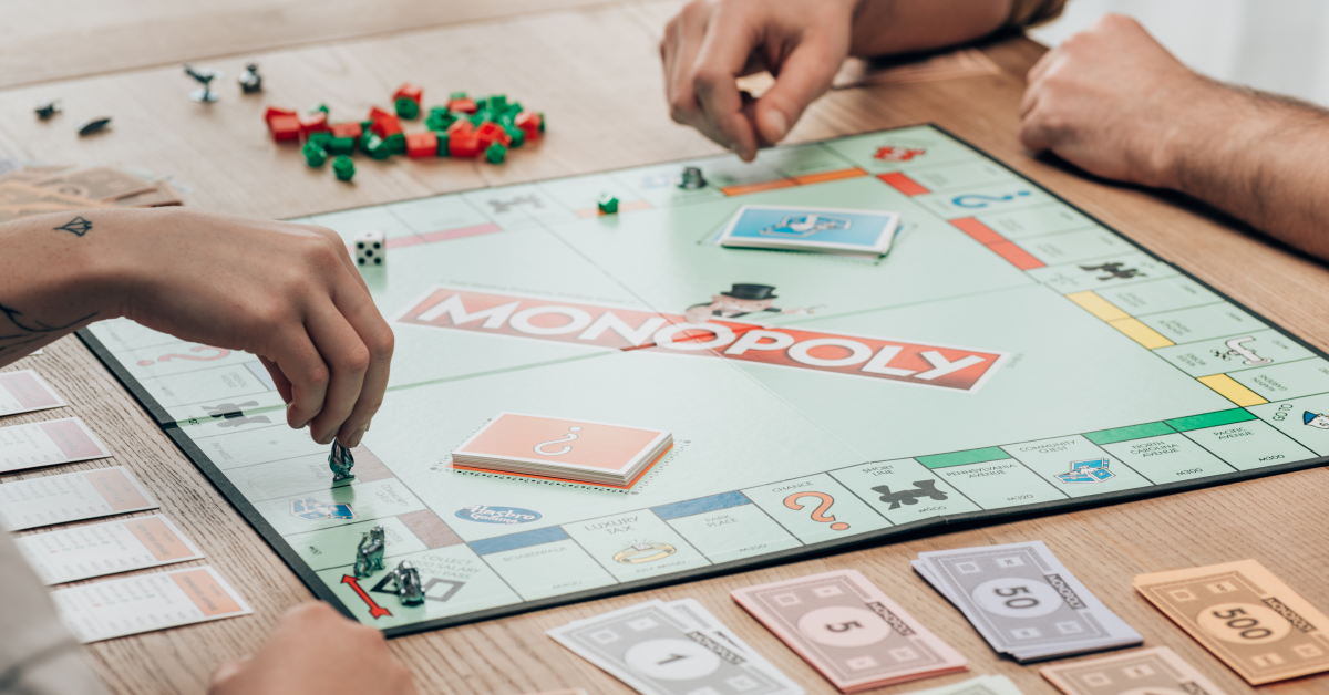 Jóvenes que aprenden de Economía jugando Monopoly