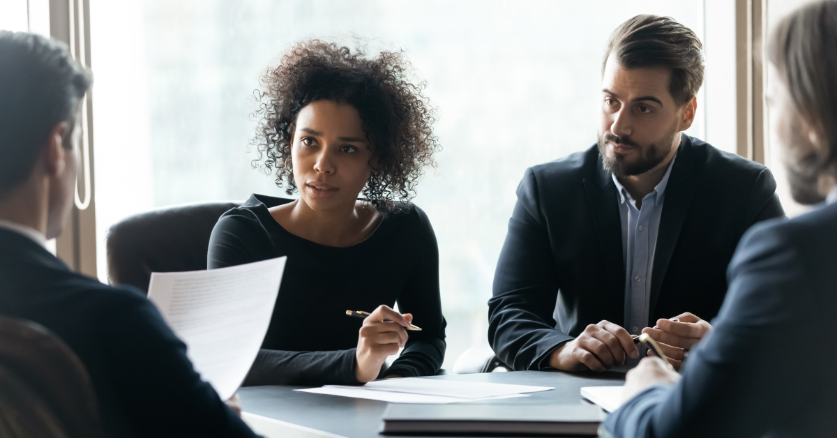 Equipo de trabajo evaluando estrategia de crecimiento empresarial