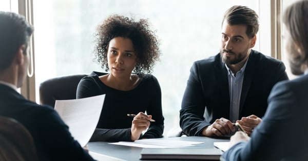 Equipo de trabajo evaluando estrategia de crecimiento empresarial