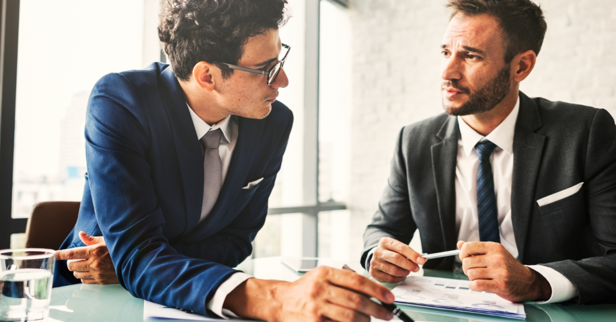 Abogado financiero construye estrategia jurídica con cliente