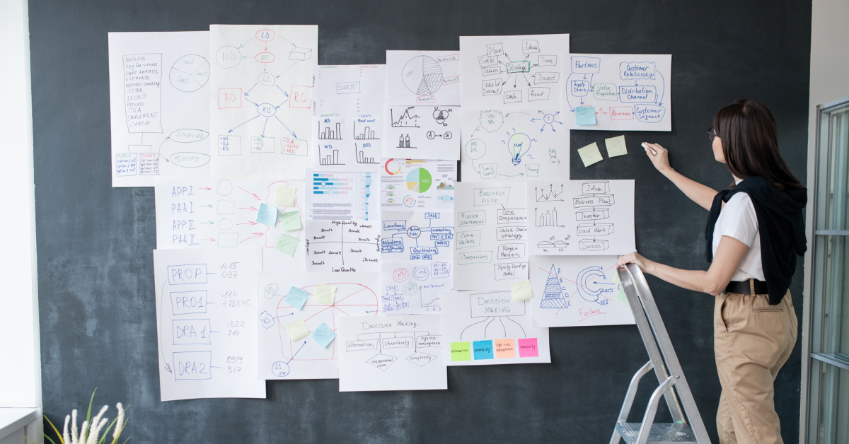 Diseñadora instruccional planeando estrategia didáctica empresarial