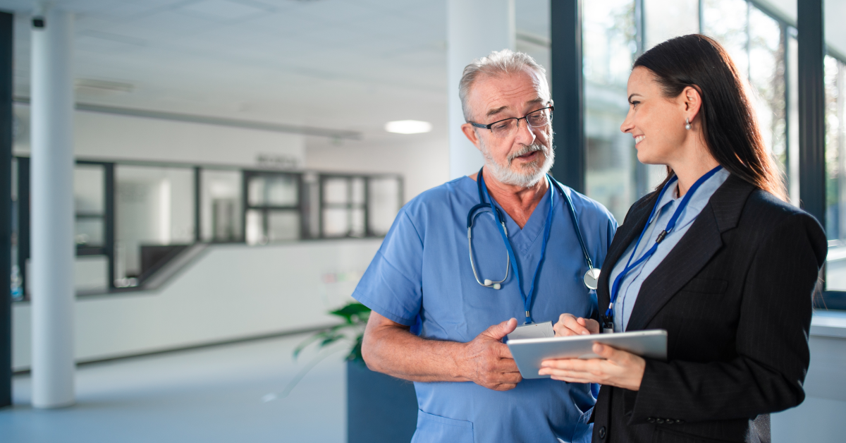 Admnistradora de salud habla con gerente de hospital