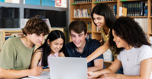Alumnos conviven en ambiente de aprendizaje colaborativo