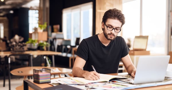 Pedagogo realiza análisis FODA en educación