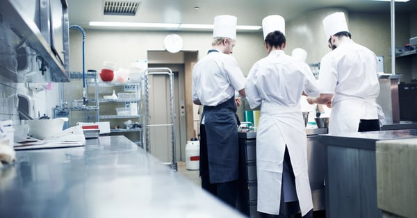 Grupo de chefs que trabajan como personal de restaurante