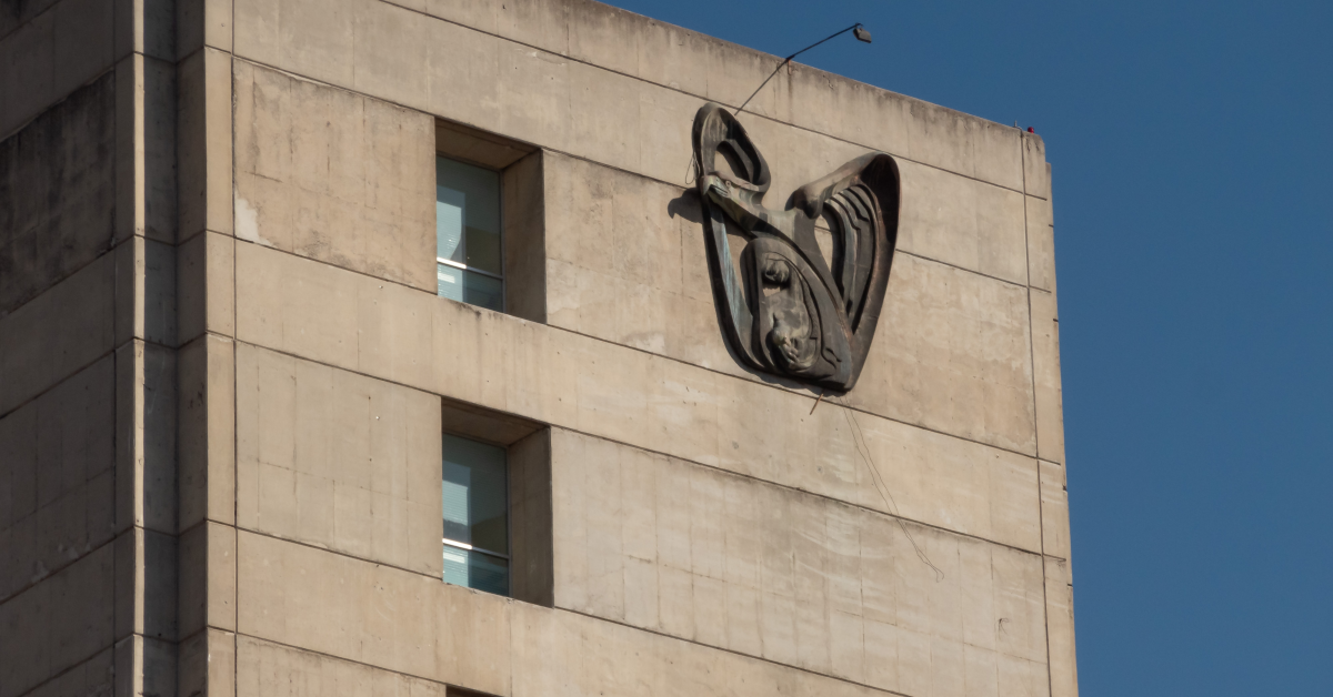 Fachada de hospital del IMSS en Guadalajara, México