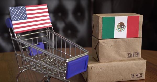 Carro de compras estadounidense frente a paquetes mexicanos