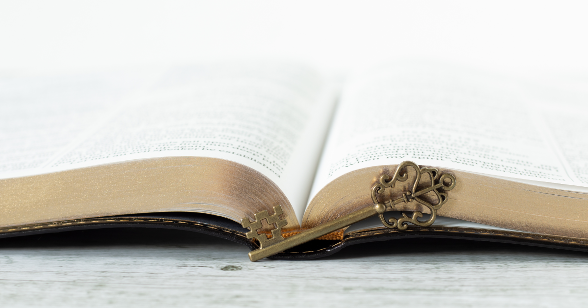 Libro de filosofía junto a llave vistosa