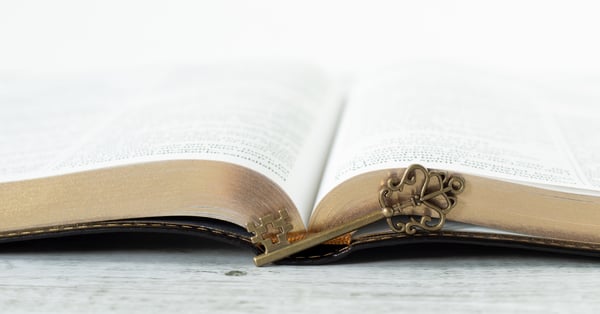 Libro de filosofía junto a llave vistosa