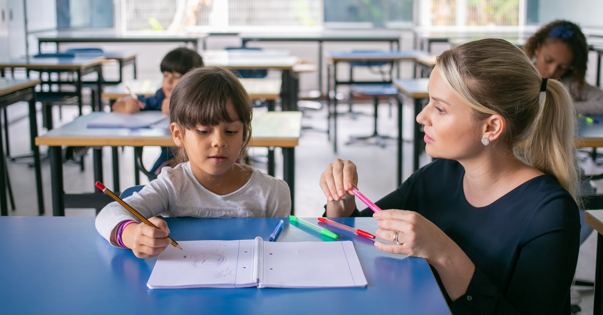 Pedagoga formada en neuropsicología atiende diversidad en aula