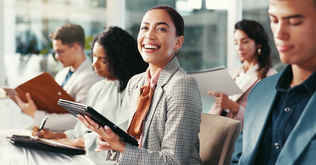 Organizadora con equipo en planeación de feria comercial