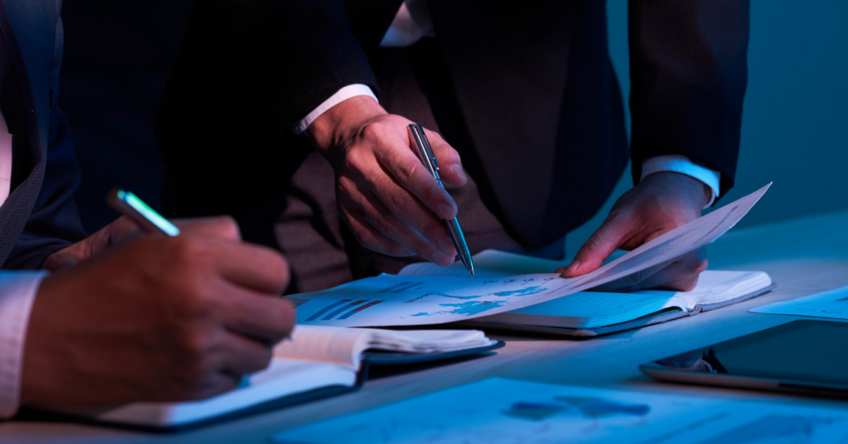 Auditores mexicanos revisando documentos financieros de empresa