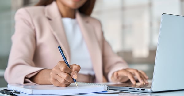 Mujer utiliza checklist para eventos corporativos