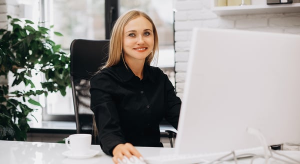 Chief Marketing Officer de mediana edad en oficina