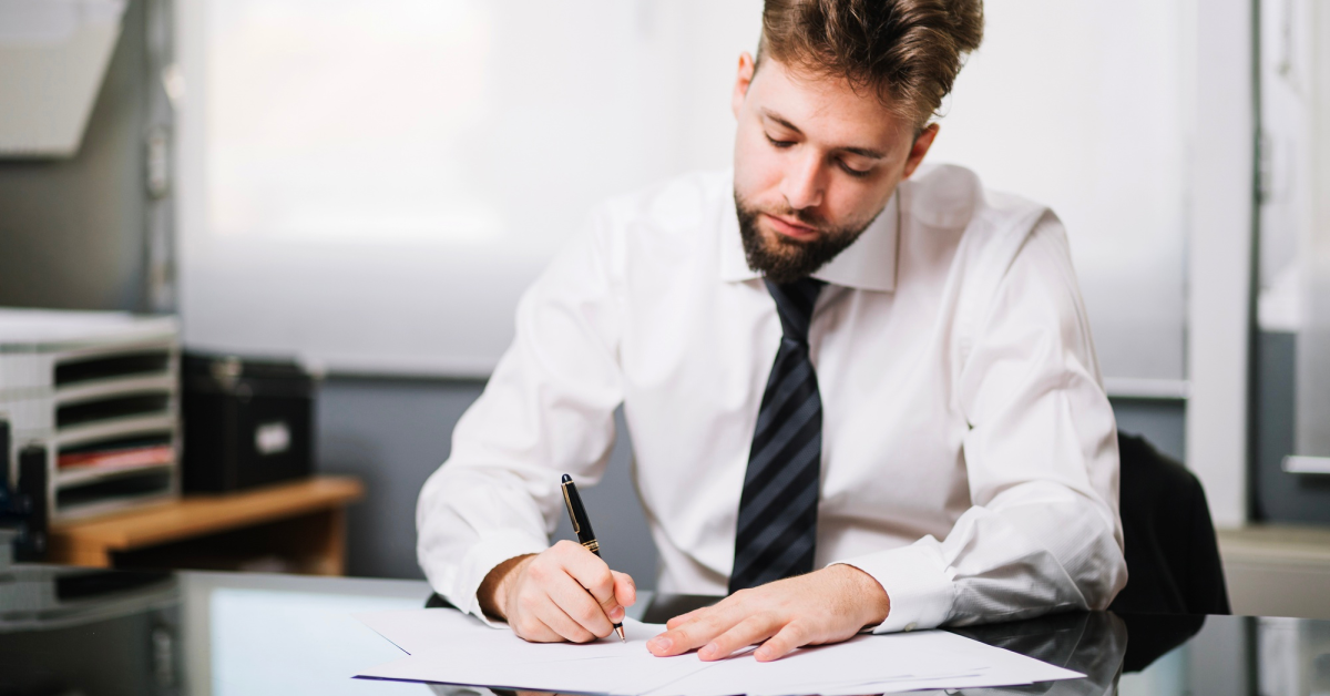 Compliance Officer en labor de revisión normativa empresarial
