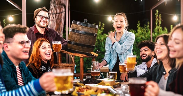 Personas jóvenes celebran en restaurante de concepto popular