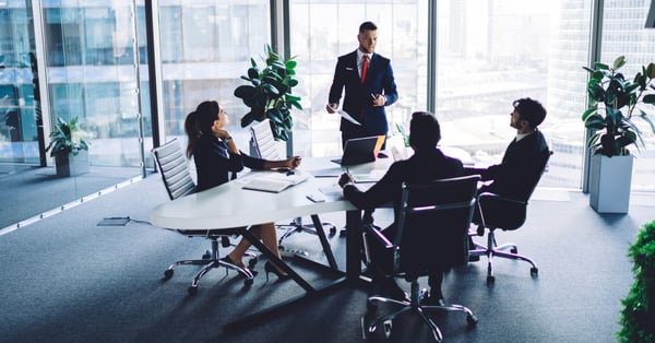 Director de empresa trabajando con equipo de directivos