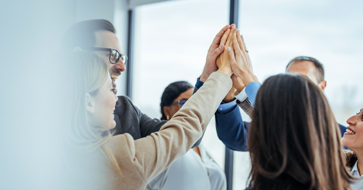 Empleados que viven marca que enfatiza branding interno