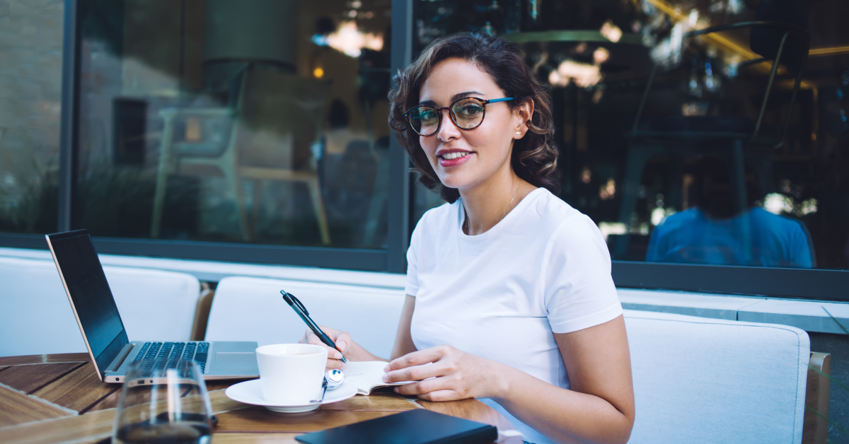Mujer joven que estudia especialidad en Alimentos y Bebidas