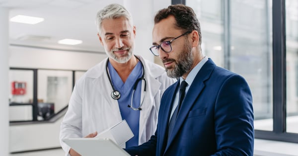 Director de administración hospitalaria comparte su plan a médico
