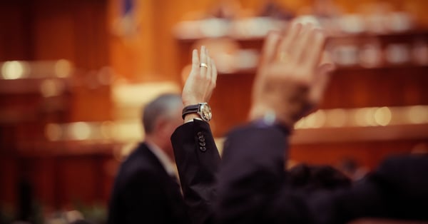 Políticos deliberan decisión en cámara de gobierno