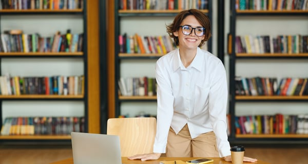 Pedagoga exitosa y alegre en oficina de trabajo