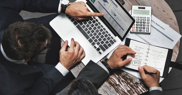 Director financiero muestra plan de trabajo a ejecutivo