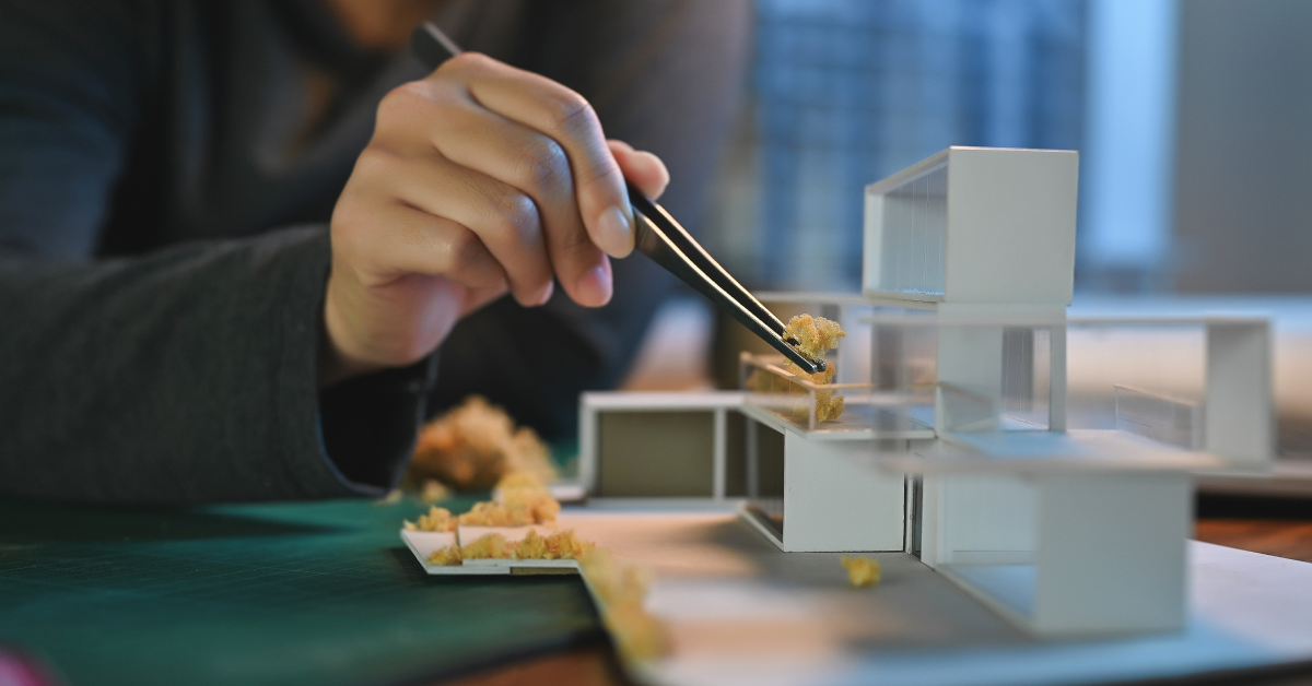 Diseñador arquitectónico con modelo en maqueta