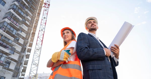 Administradores de la construcción trabajando en proyecto estructural
