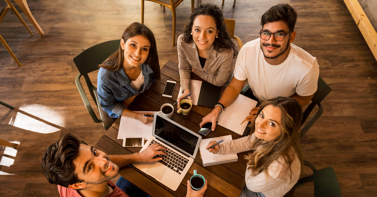 Estudiantes de Pedagogía alegres conviviendo en universidad