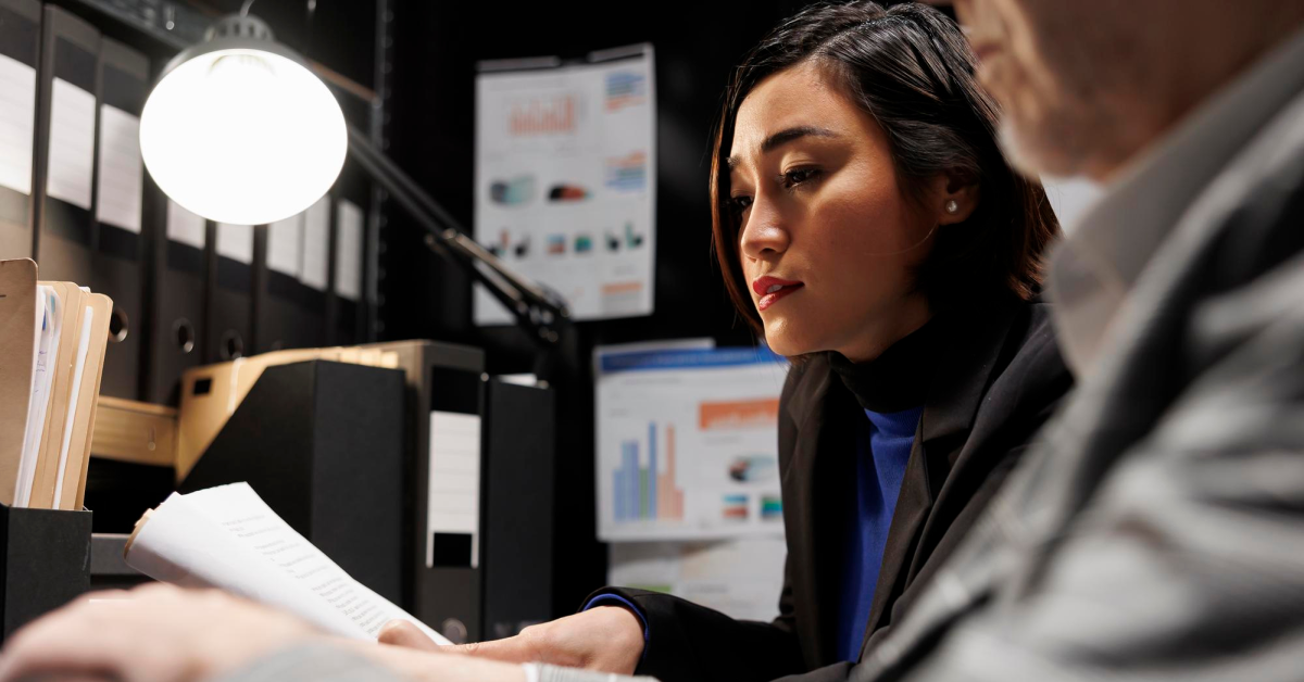 Equipo de trabajo realizando proyecto de investigación empresarial