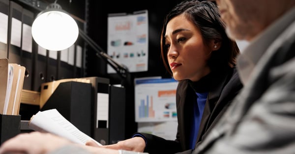 Equipo de trabajo realizando proyecto de investigación empresarial