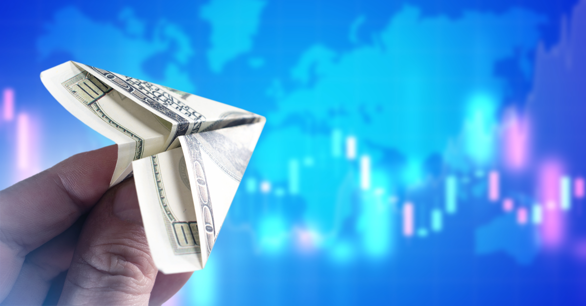 Avión de papel con gráfico mercantil simboliza Sistema Financiero Internacional