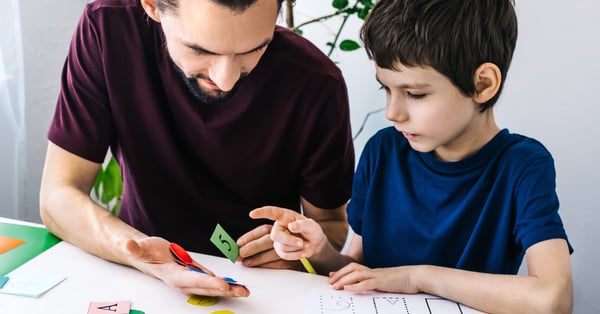 Educador enseña nuevos conceptos a niño con autismo