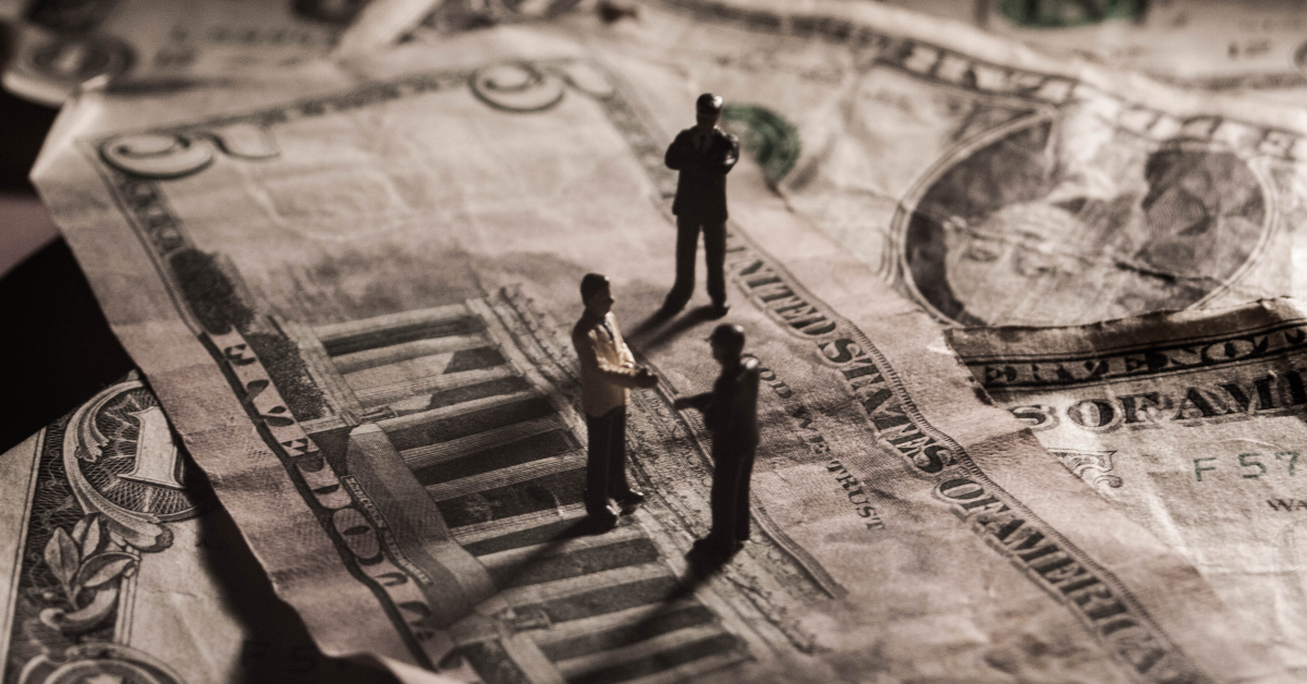 Figurillas de políticos tienen trato sobre billete de dólar