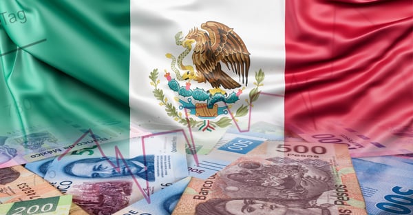 Bandera de México y billetes mexicanos que representan economía