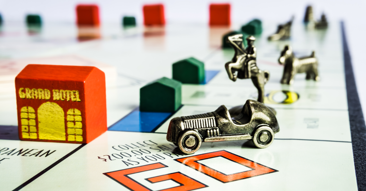 Tablero de Monopoly con figuras metálicas