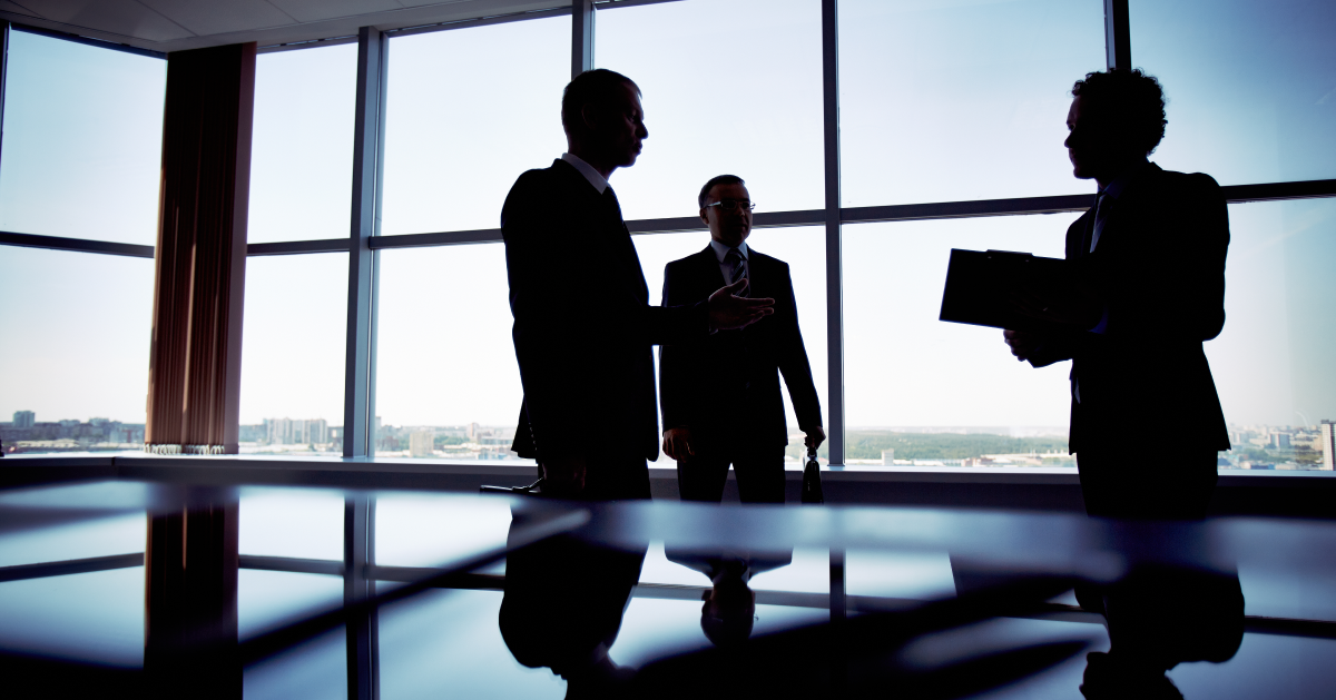 Empresarios en cuarto sombrío practican tráfico de influencias