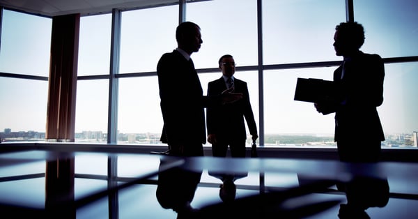 Empresarios en cuarto sombrío practican tráfico de influencias