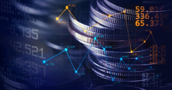 Monedas delante de gráfico de inversiones financieras