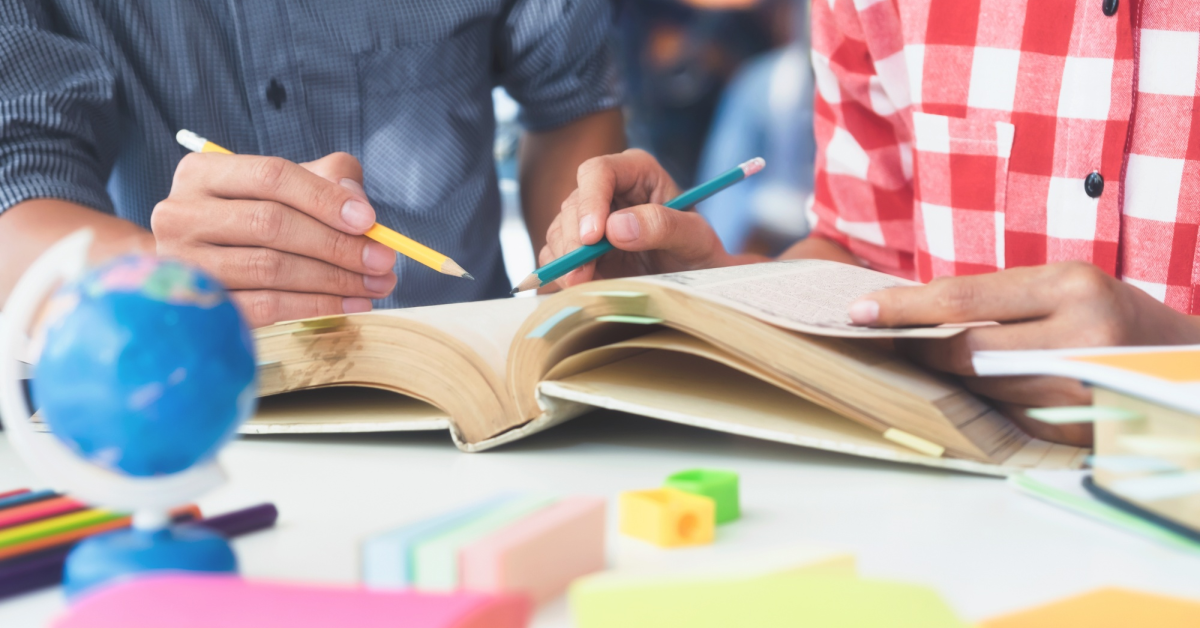 Dos alumnos aprenden con pedagogía tradicional